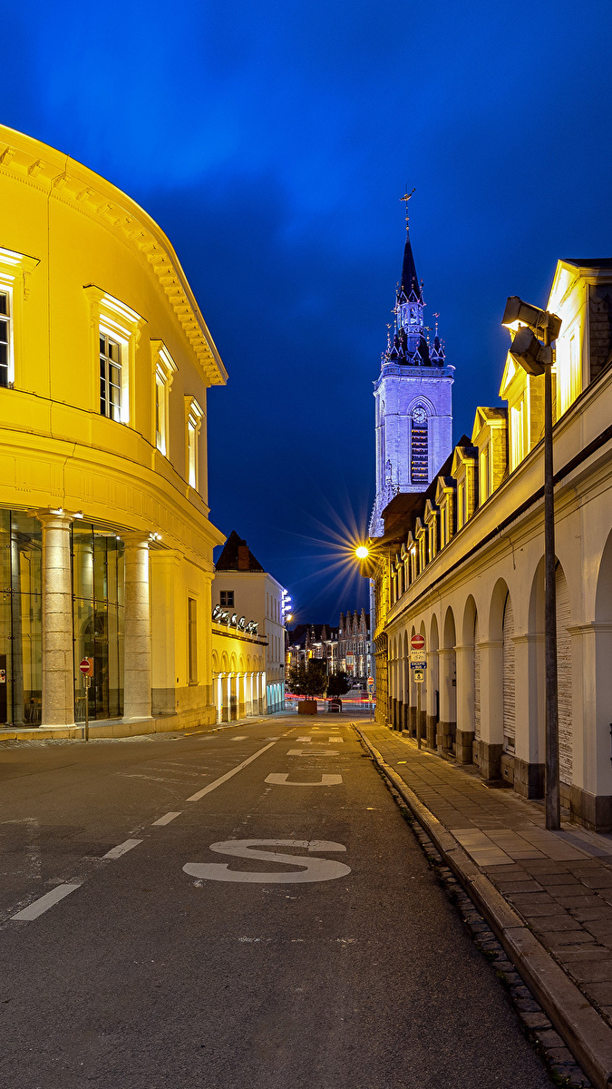 Oświetlone domy przy ulicy