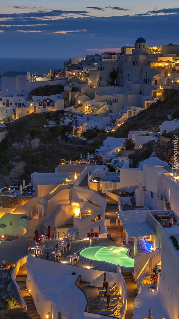 Oświetlone domy w Santorini