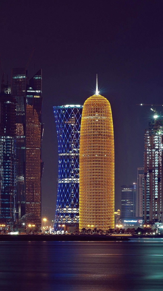 Oświetlone miasto w Katarze nocą