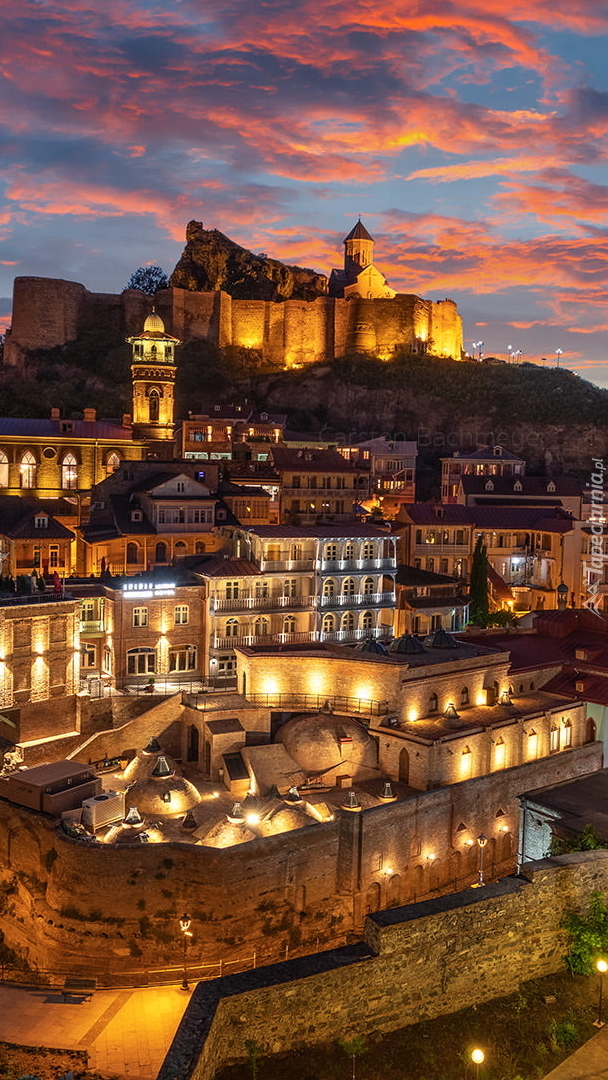 Oświetlone nocą Stare Miasto w Tbilisi