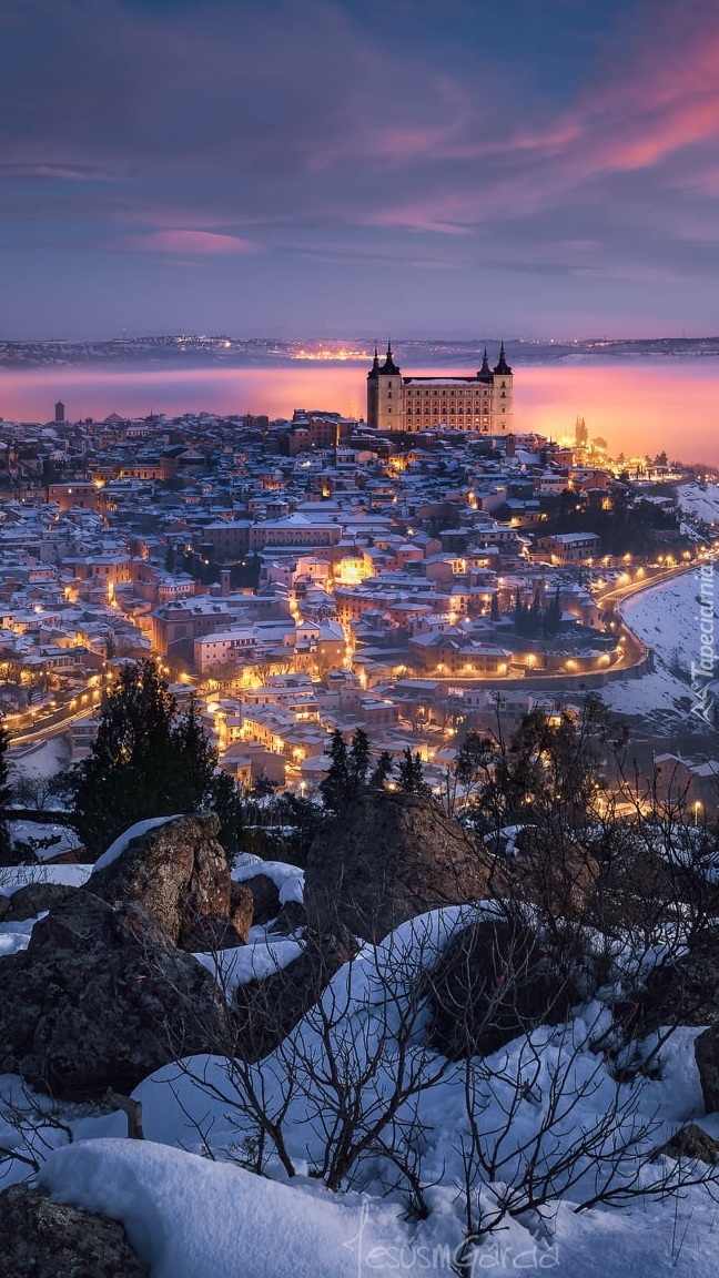 Oświetlone Toledo zimą