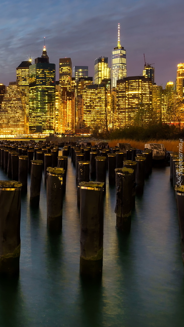 Oświetlone wieżowce Manhattanu
