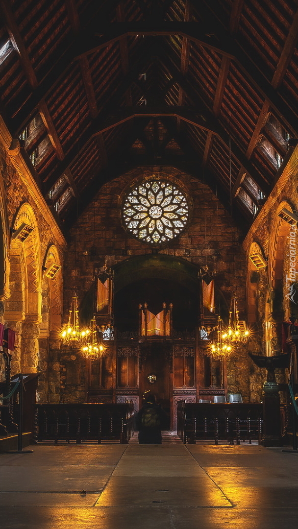Oświetlone wnętrze kościoła