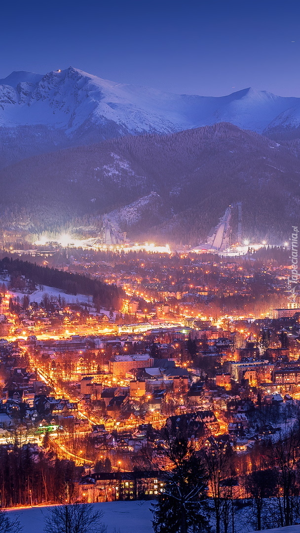 Oświetlone Zakopane nocą