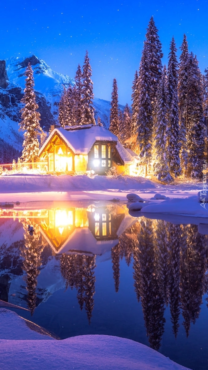 Oświetlony dom nad jeziorem Emerald Lake