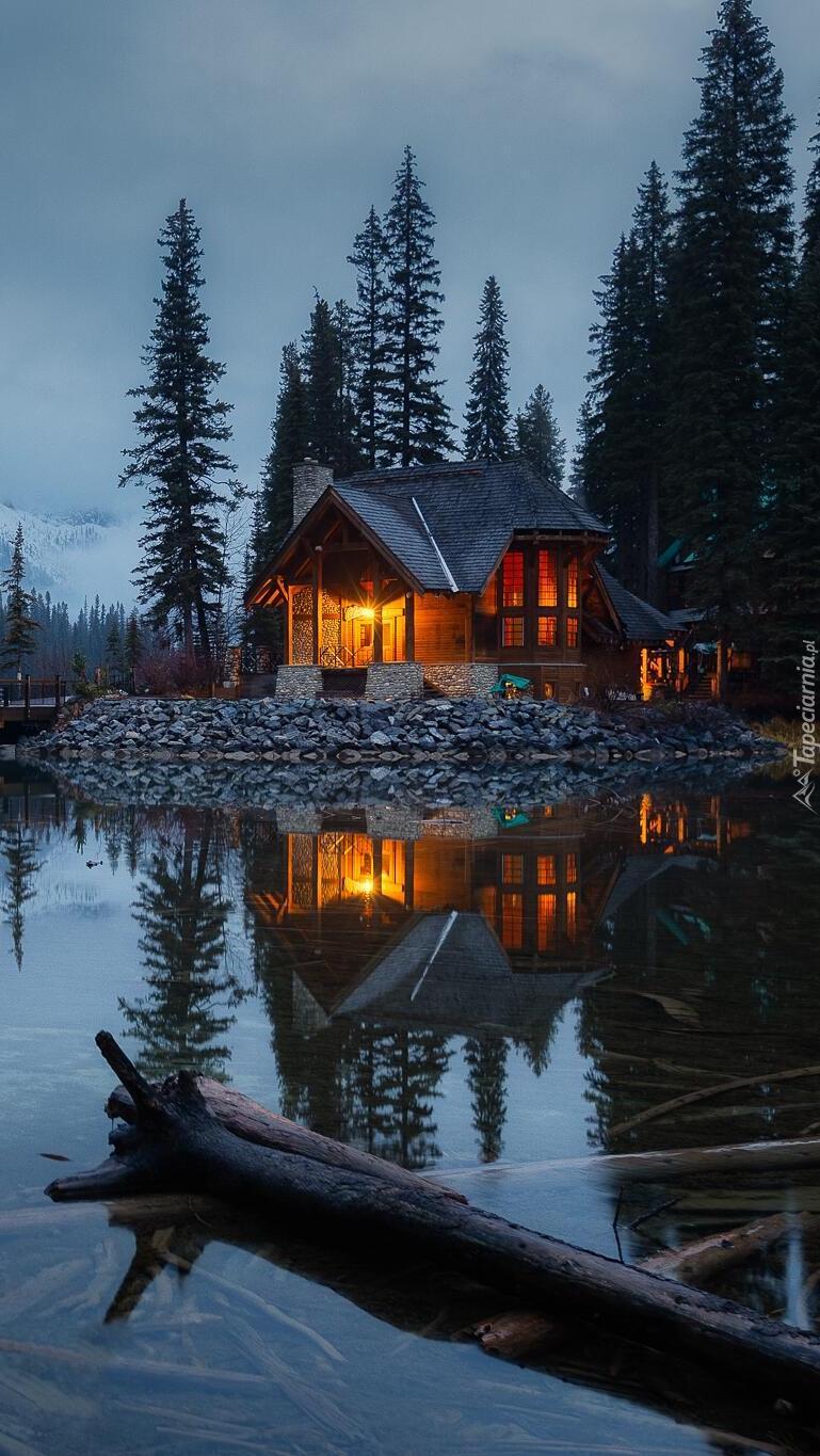 Oświetlony dom nad jeziorem Emerald Lake