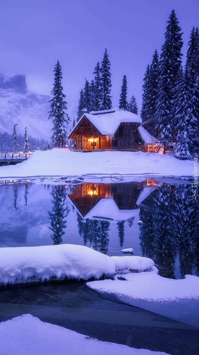 Oświetlony dom nad jeziorem Emerald Lake