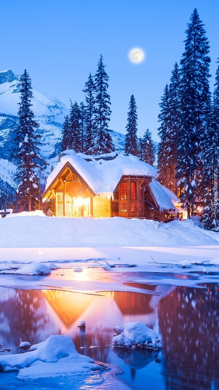 Oświetlony dom nad jeziorem Emerald Lake