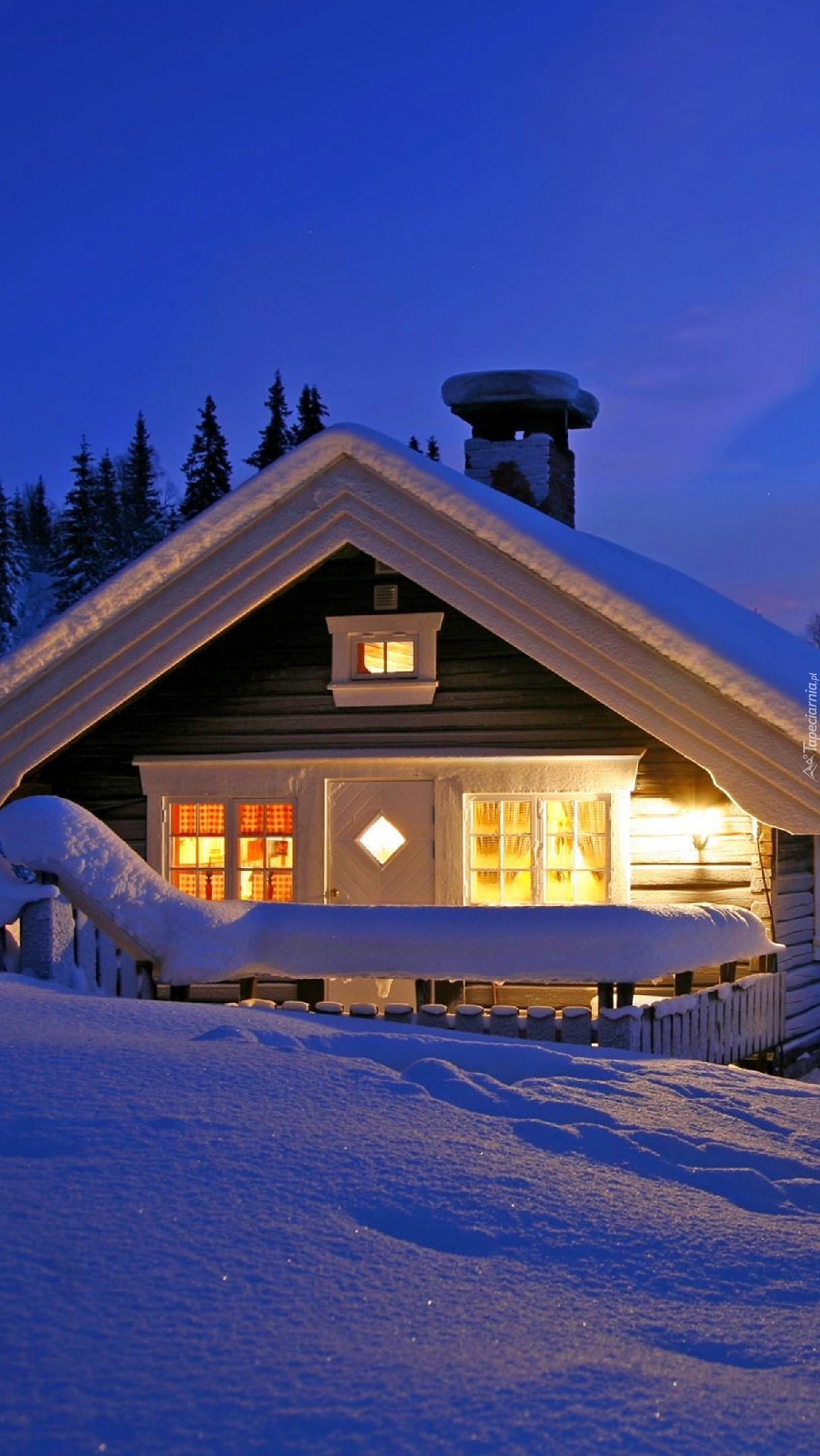 Oświetlony dom nocą zimową porą