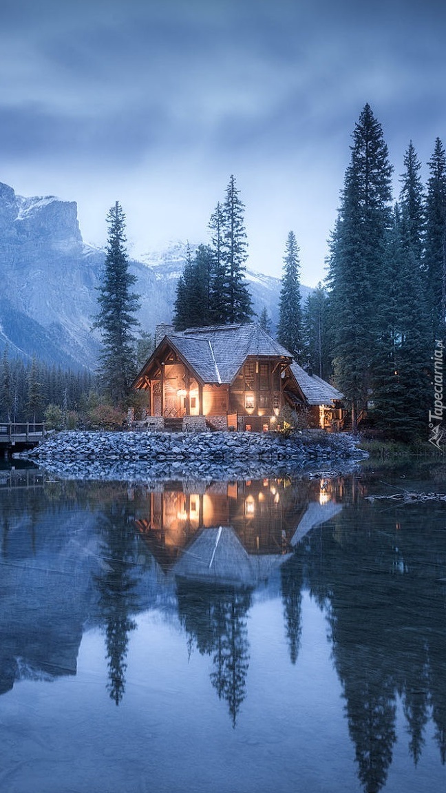 Oświetlony domek na brzegu jeziora Emerald Lake