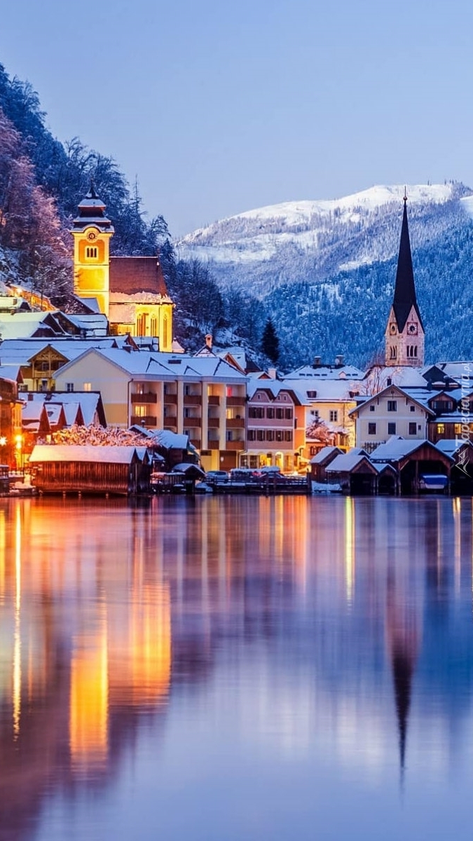 Oświetlony Hallstatt zimową porą