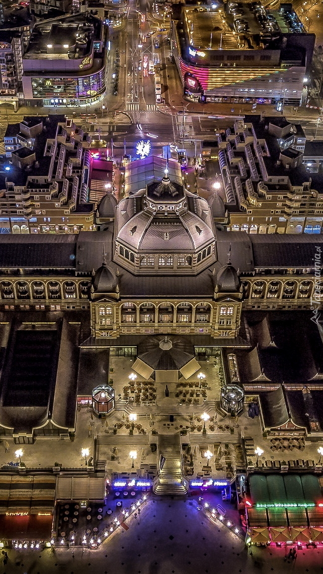 Oświetlony Hotel Kurhaus w Hadze z lotu ptaka