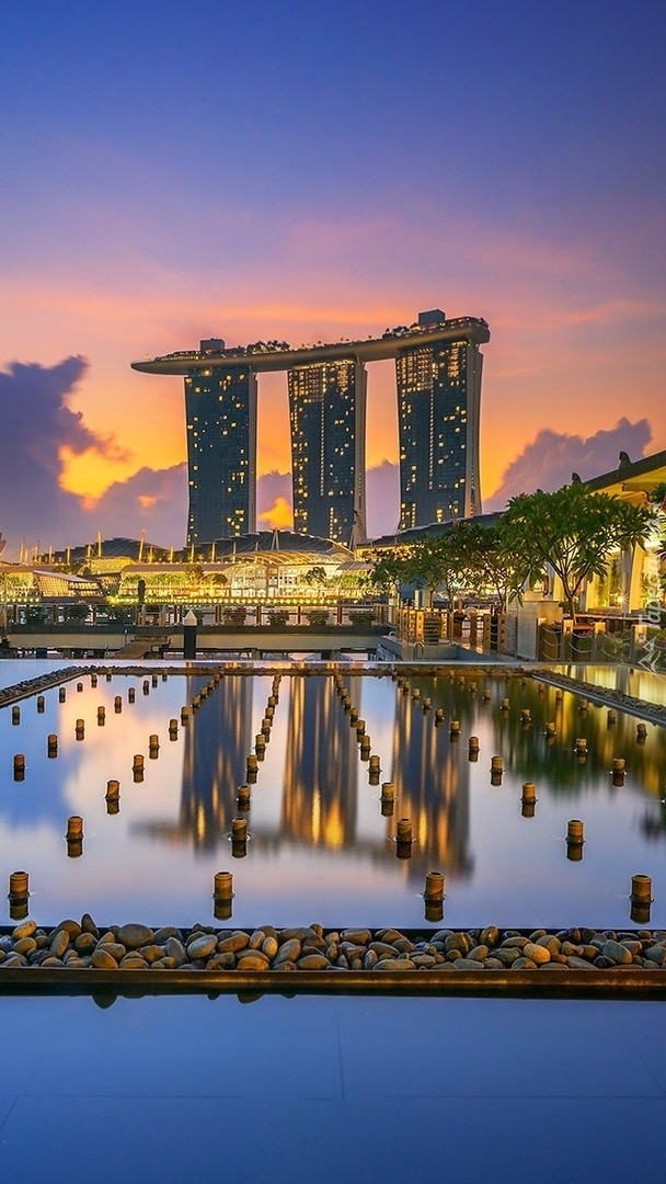 Oświetlony hotel Marina Bay Sands w Singapurze