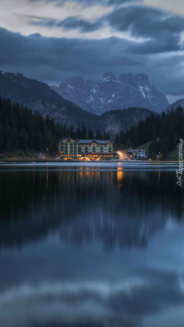 Oświetlony hotel nad jeziorem Misurina Lake