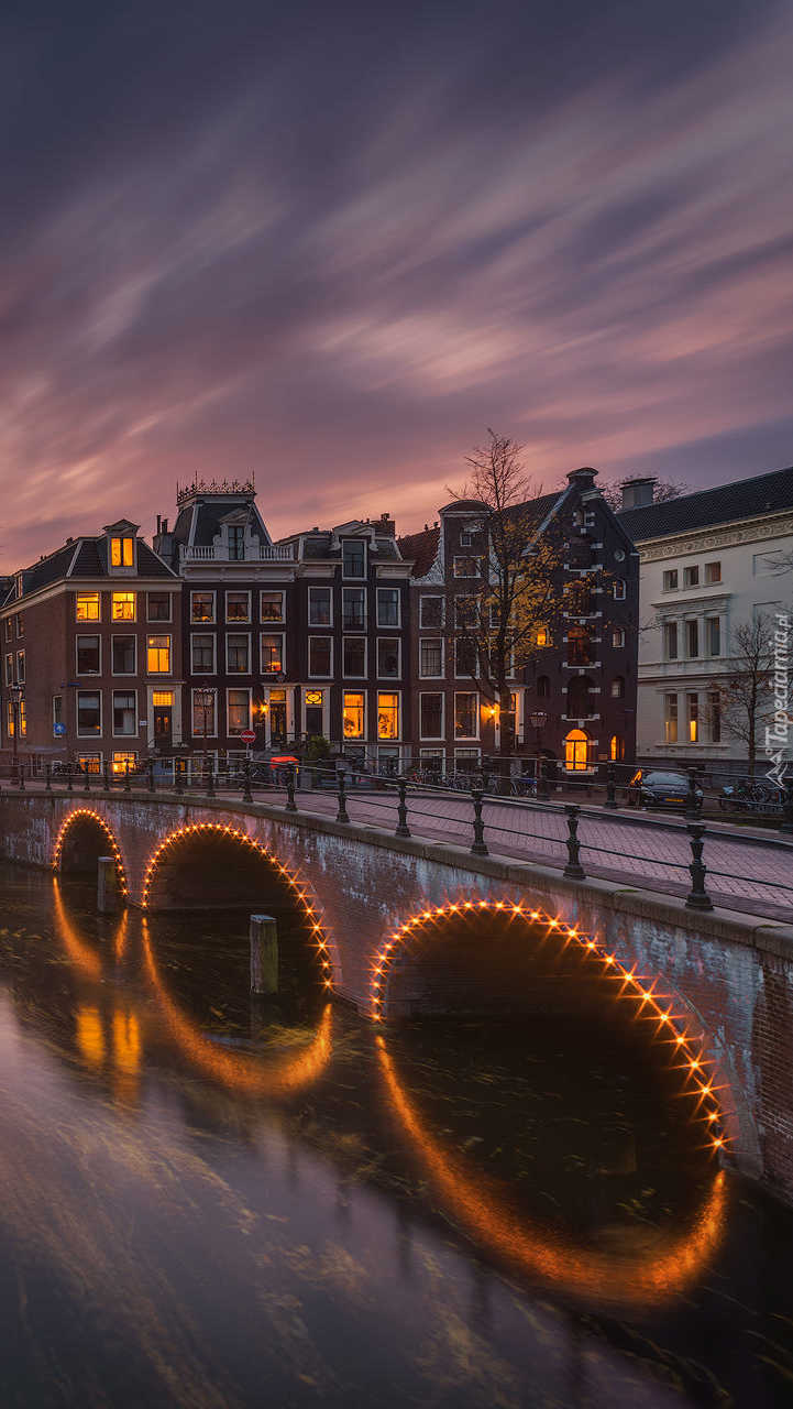 Oświetlony kanał w Amsterdamie