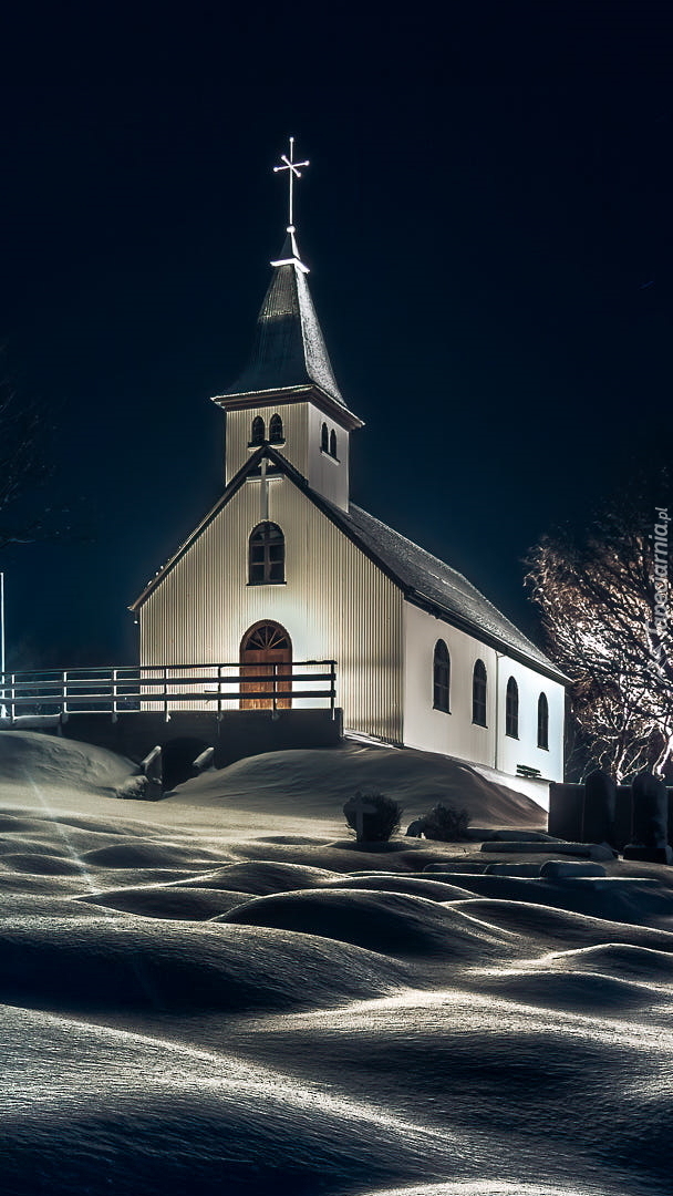 Oświetlony kościół Lagafellskirkja