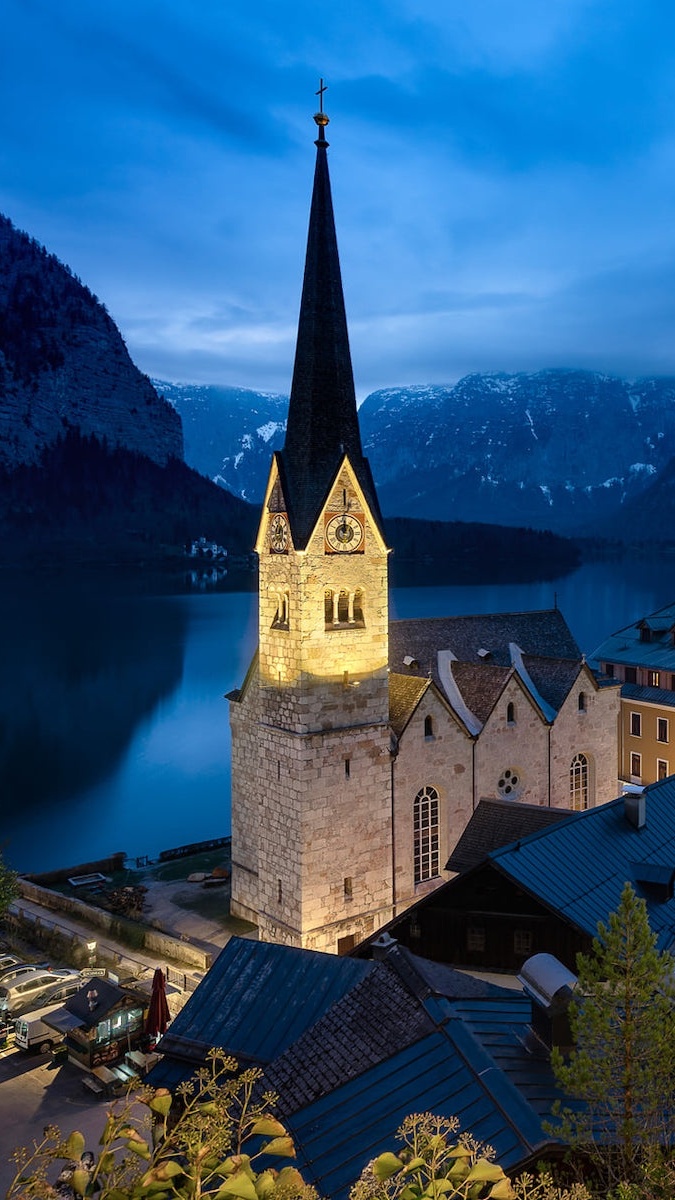 Oświetlony kościół w Hallstatt