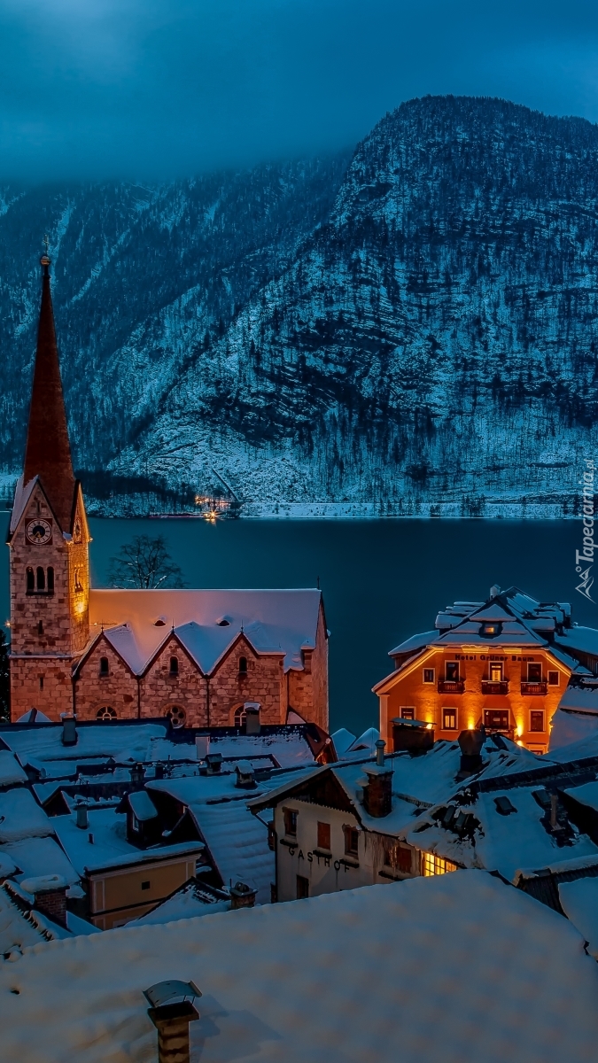 Oświetlony kościół w Hallstatt