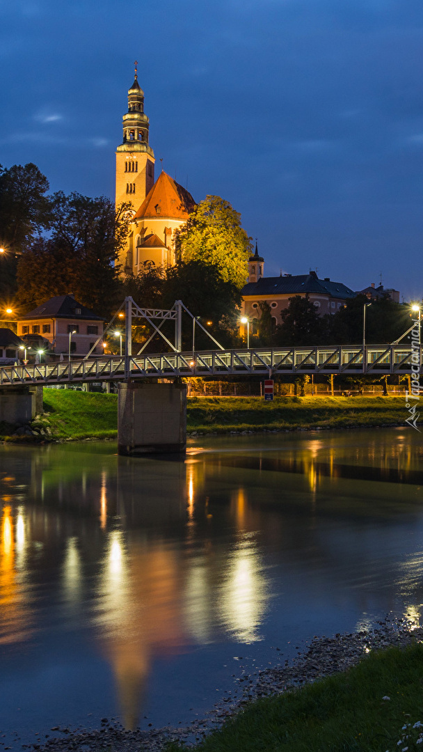 Oświetlony kościół w Salzburgu