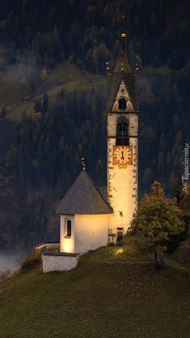 Oświetlony kościół we Włoszech