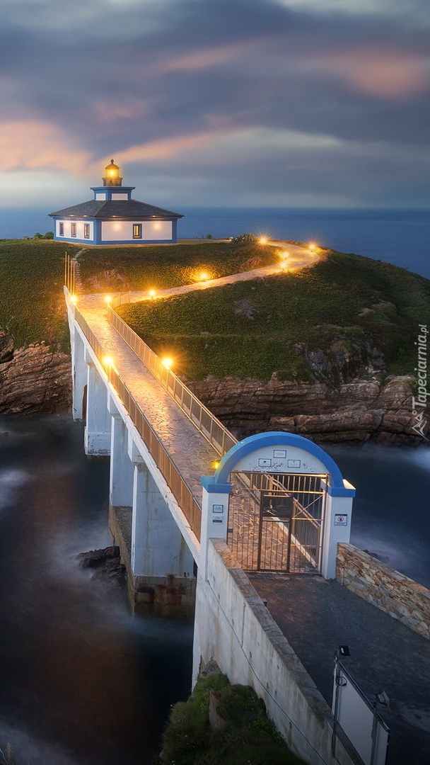 Oświetlony most do latarni morskiej Faro de Tabarca