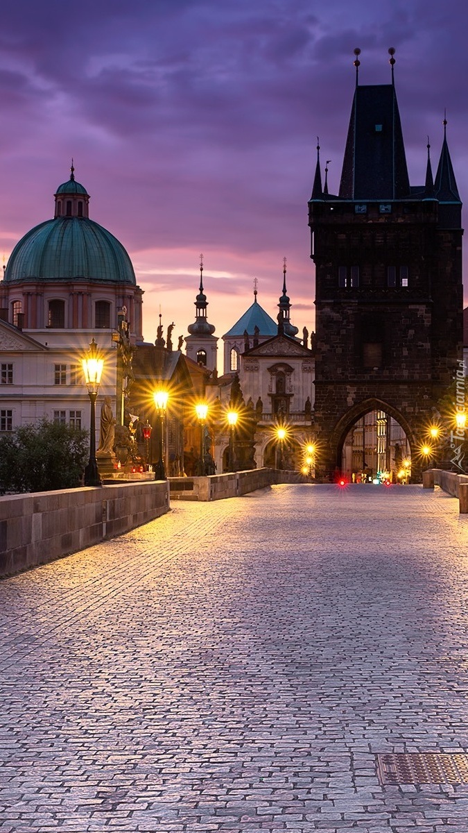 Oświetlony Most Karola w Pradze