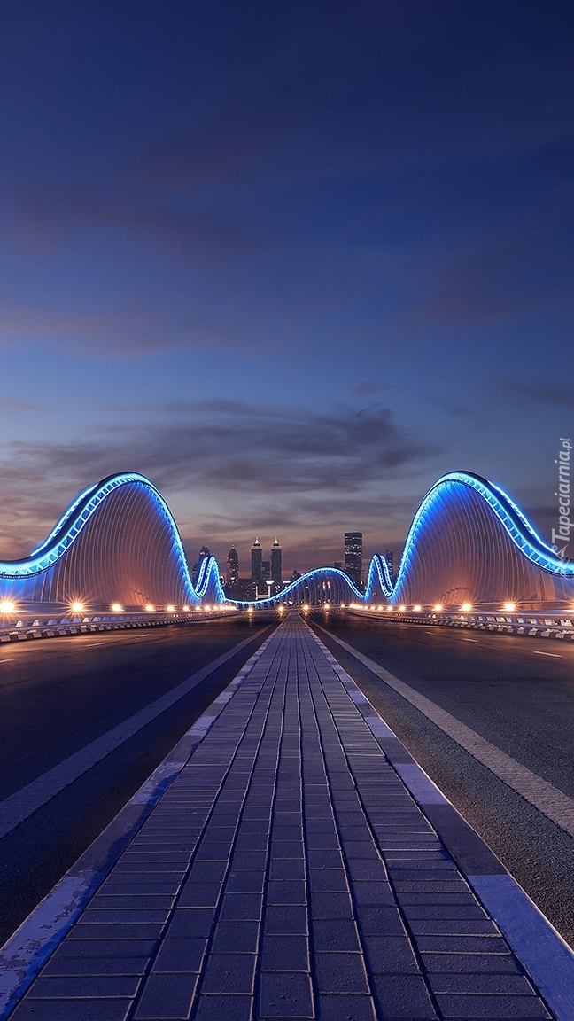 Oświetlony most Meydan Bridge w Dubaju