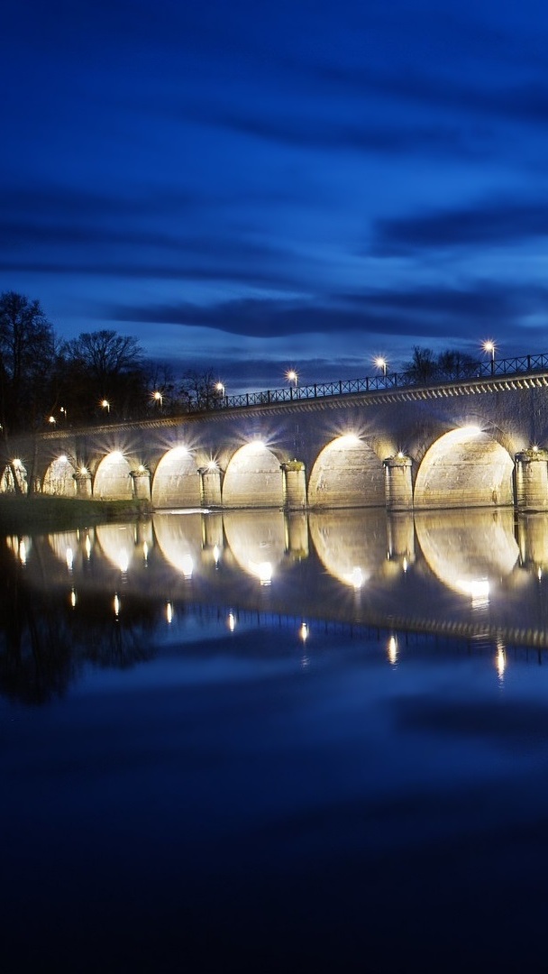 Oświetlony most nad rzeką