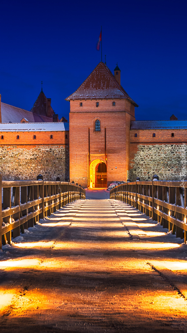 Oświetlony nocą zamek w Trokach