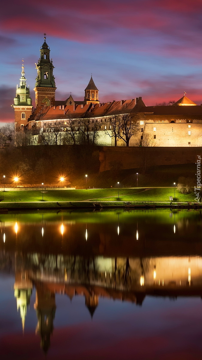 Oświetlony Wawel i rzeka Wisła