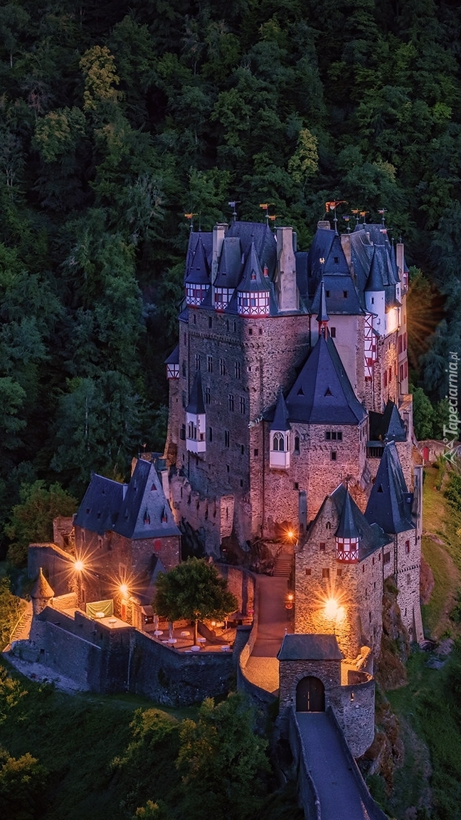 Oświetlony zamek Eltz w Niemczech