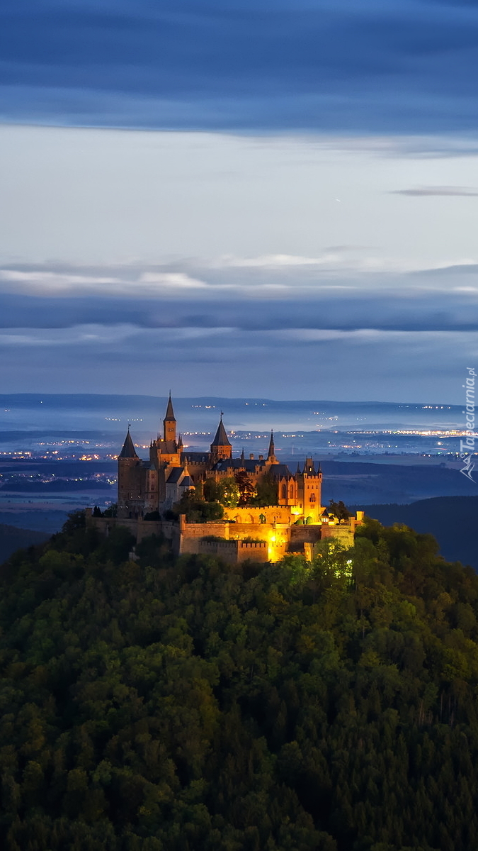 Oświetlony zamek Hohenzollern