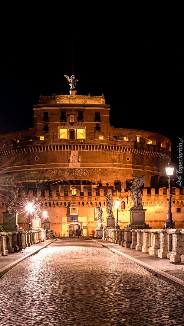 Oświetlony Zamek Świętego Anioła w Rzymie