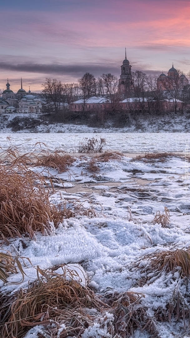 Oszronione trawy nad Wołgą z widokiem na cerkiew