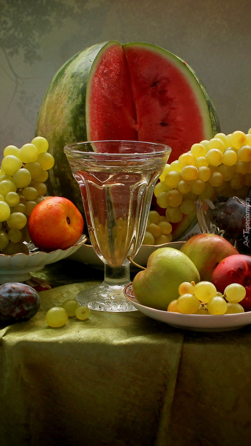 Owoce i kieliszek wina