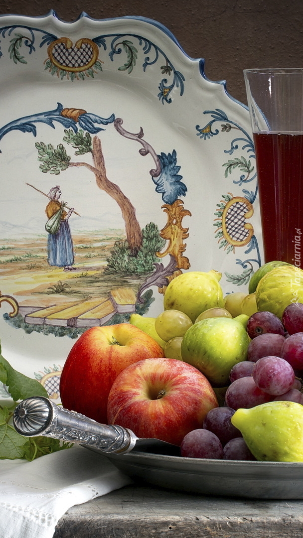 Ozdobny talerz obok owoców