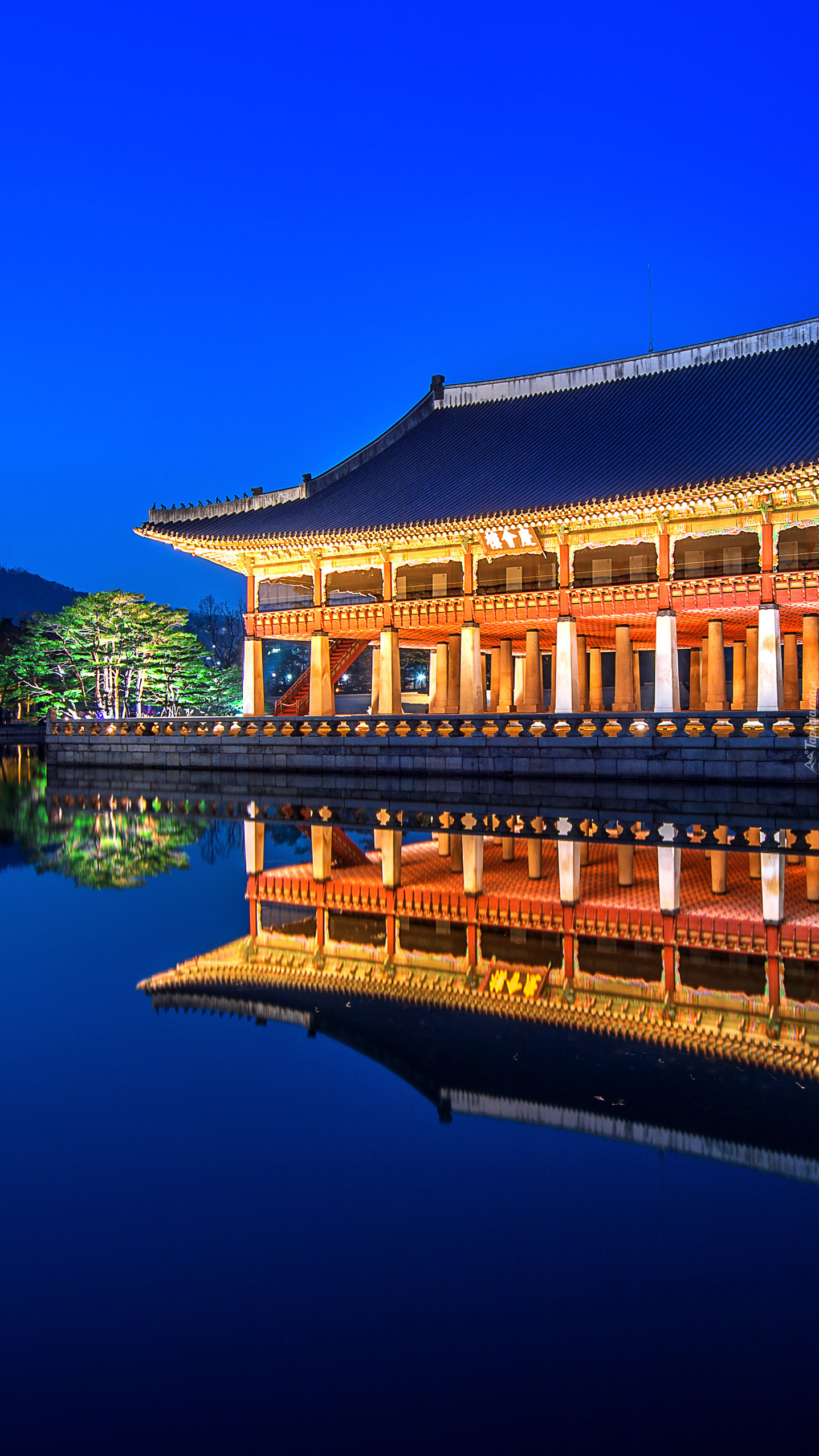 Pałac Gyeongbokgung nad stawem