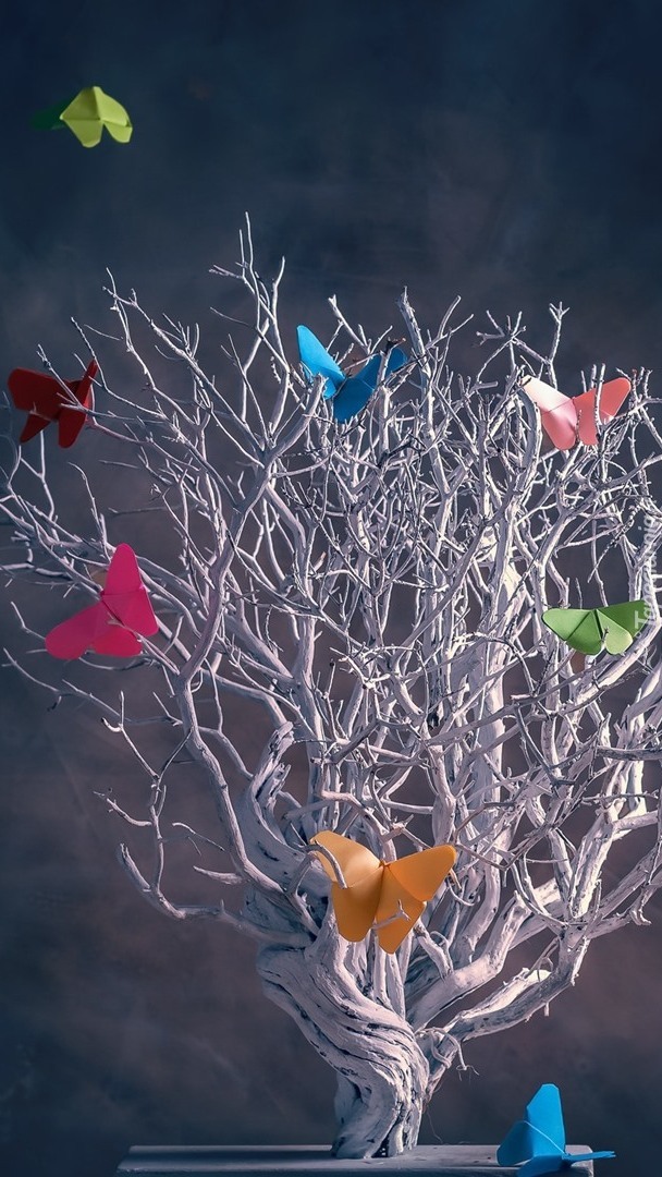 Papierowe motyle na suchym drzewku