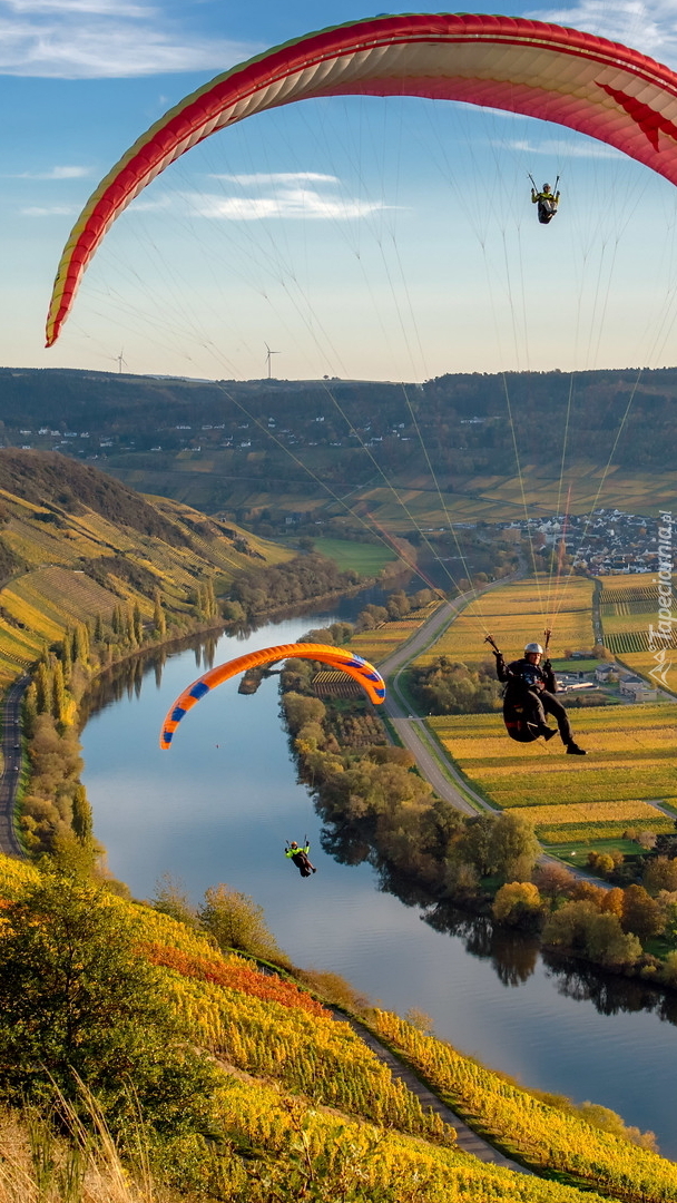 Paralotnie nad rzeką Mozela w Niemczech