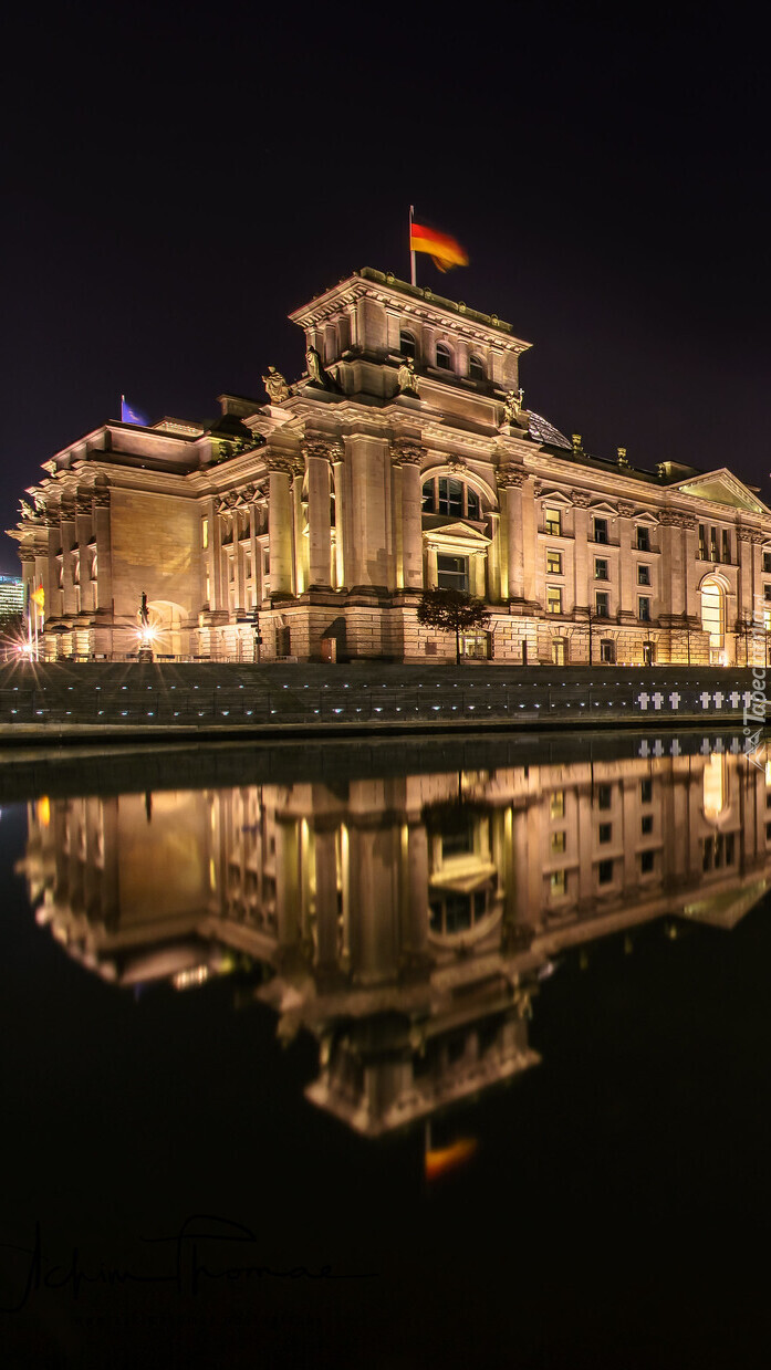 Parlament w Berlinie nocą