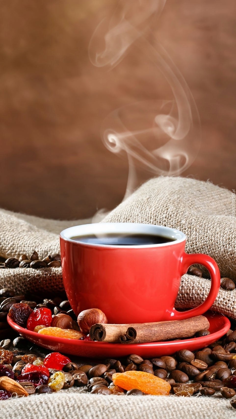 Parująca kawa w czerwonej filiżance