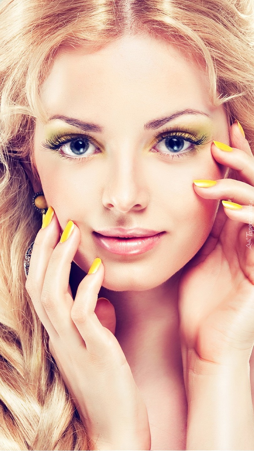 Piękny makijaż i żółte pazurki - Tapeta na telefon