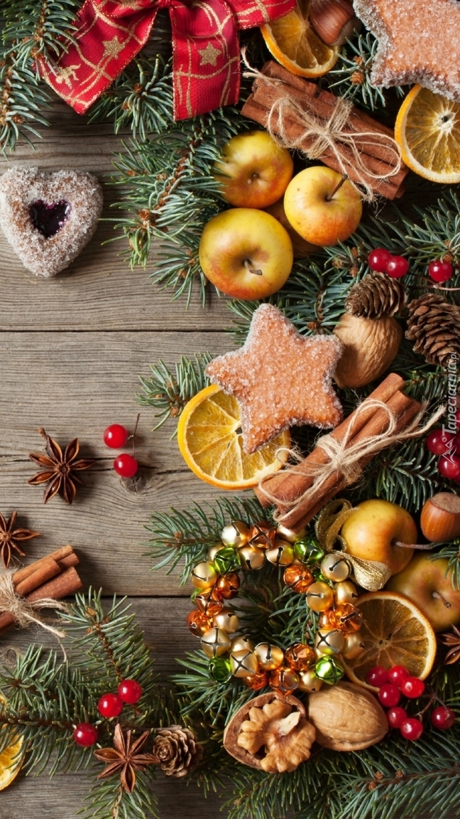 Pierniczki i owoce w świątecznej kompozycji
