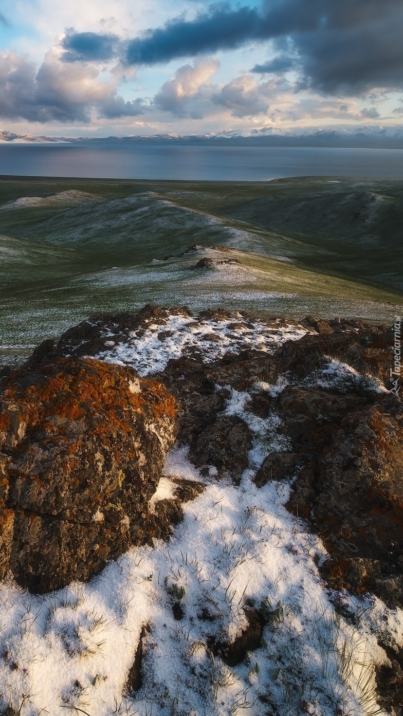 Pierwszy śnieg na wzgórzach i skałach