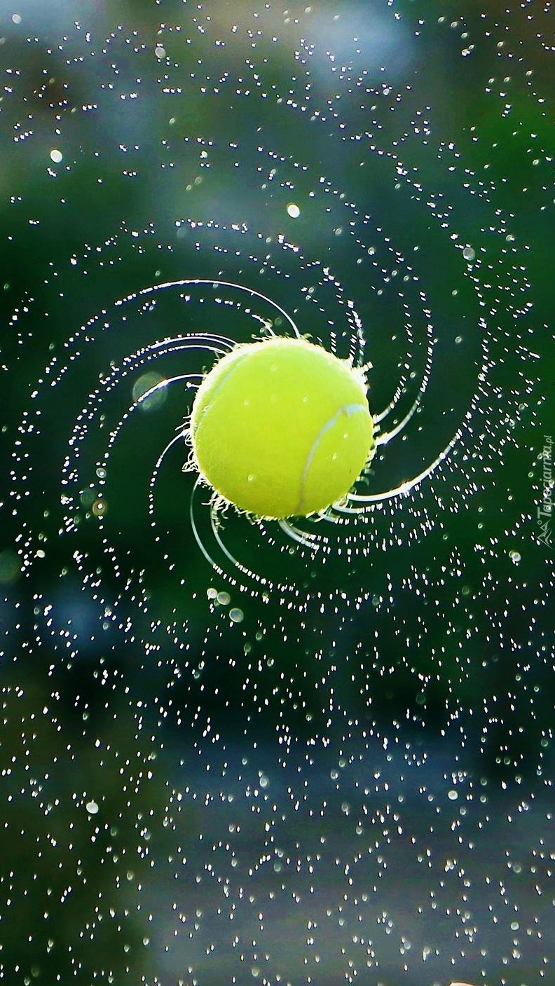 Piłeczka tenisowa w spirali kropel wody