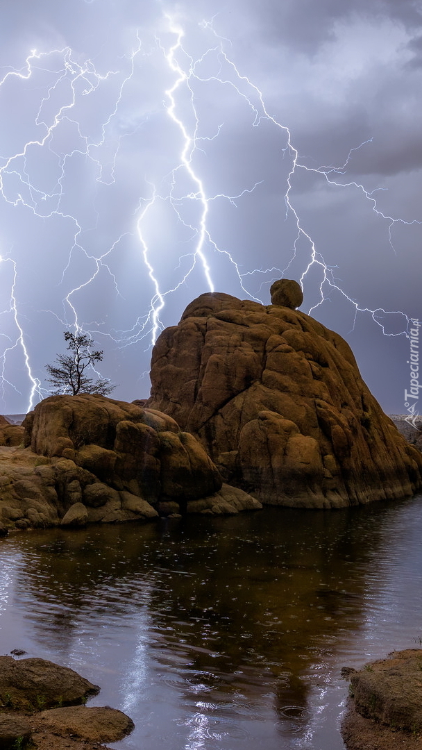 Pioruny nad skałami w jeziorze Watson Lake