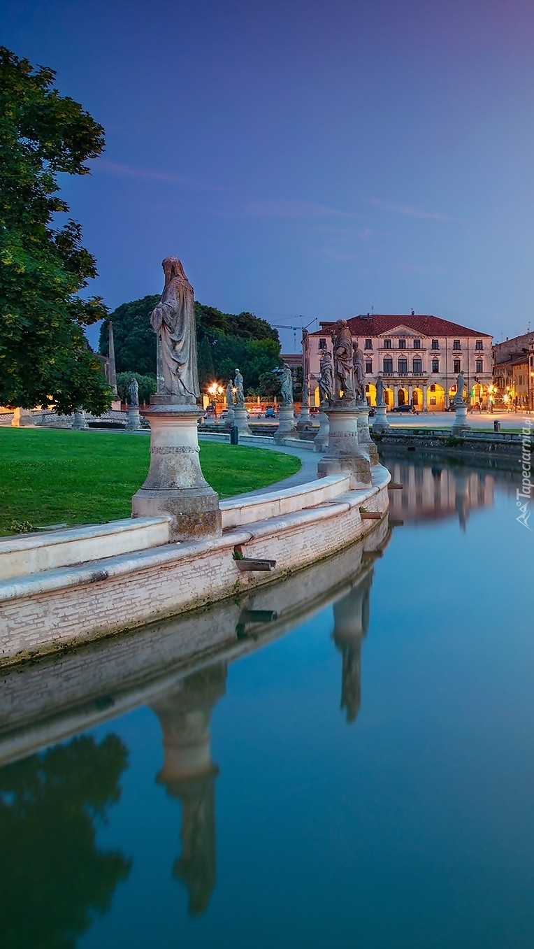 Plac Prato della Valle i posągi wzdłuż kanału