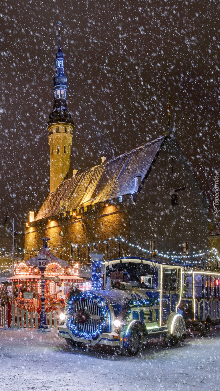 Plac Ratuszowy z choinką w Tallinie