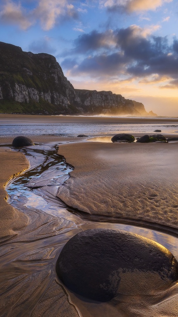 Plaża i zatoka Purakaunui Bay w Nowej Zelandii