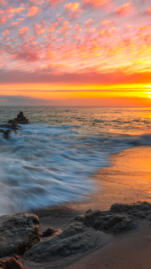 Plaża w Malibu pod pod kolorowym niebem